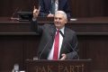 Il premier turco fa il gesto dei Lupi Grigi in parlamento