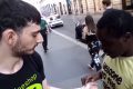 Un turista americano sconvolto dalla "truffa dei braccialetti" a Milano