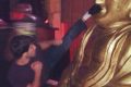 Un lottatore russo prende a calci una statua del Buddha e gli piscia pure sopra