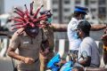 In India la polizia si maschera da coronavirus per invogliare la gente a stare a casa