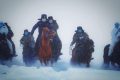 Soldati cinesi e mongoli a cavallo per avvertire le famiglie nomadi dell'epidemia di coronavirus