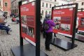 I turisti cinesi tra Piazza Tienanmen e saluti nazisti