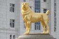 Il Presidente del Türkmenistan dedica una statua al suo cane